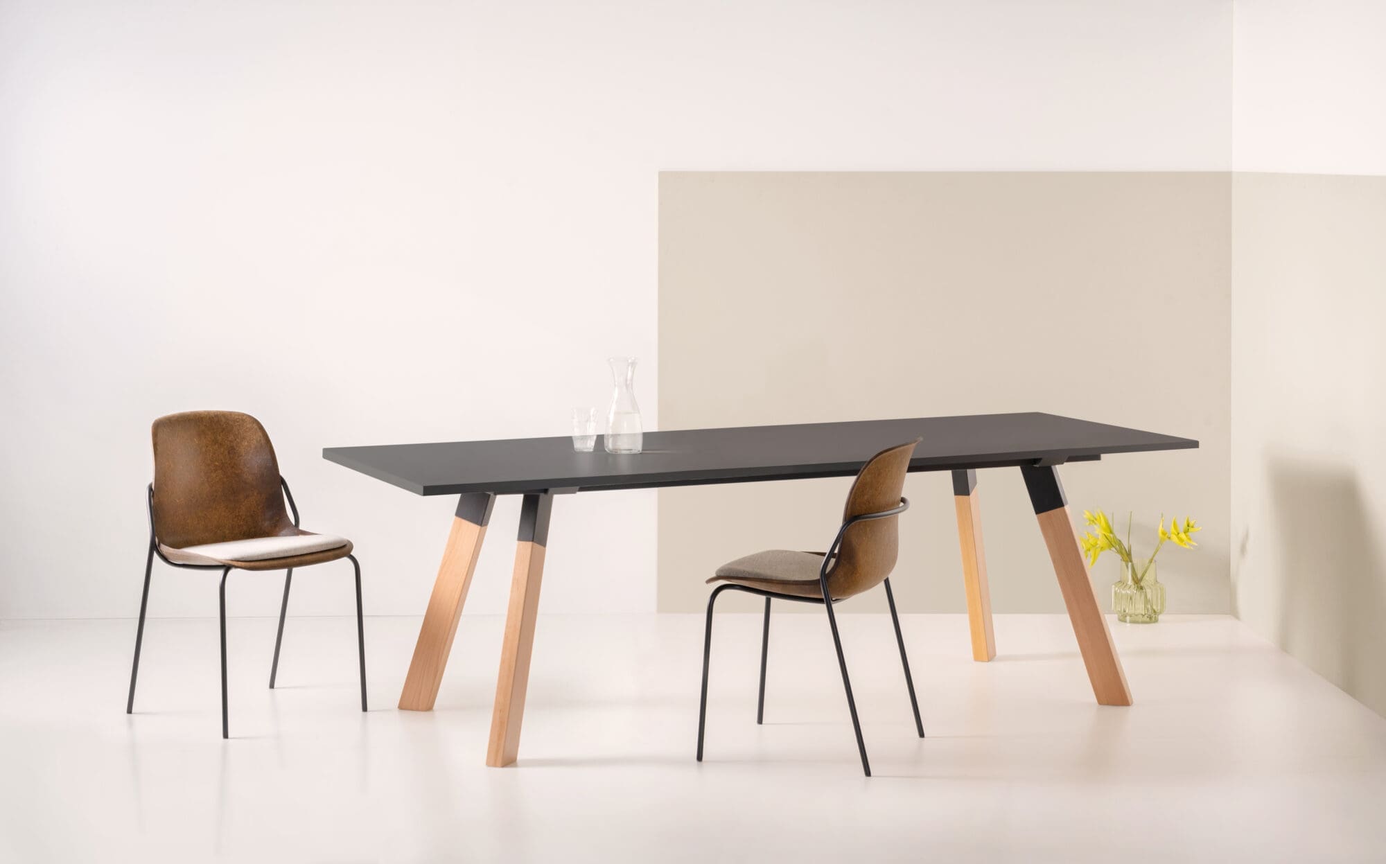 vepa_connect-houten-poot-zwart-blad-hemp-stoel_sfeer-2000x1247