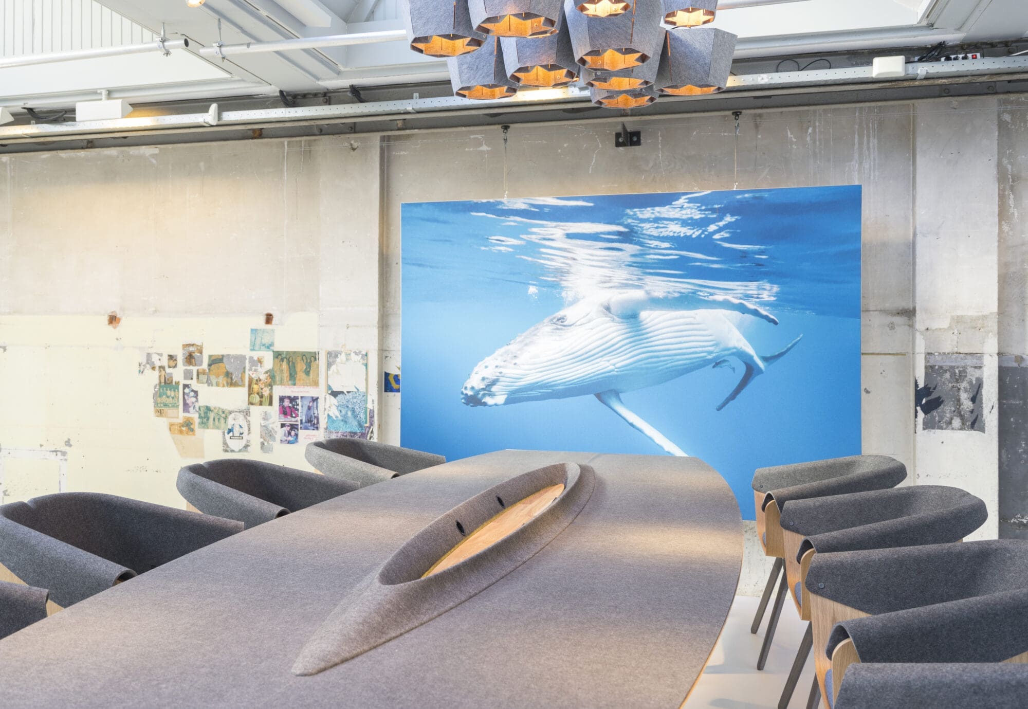 vepa_whale-boardroom-table-and-whale-tail-chair-tafel-detail-centerpiece-locatie_dsc8530-1-2000x1379