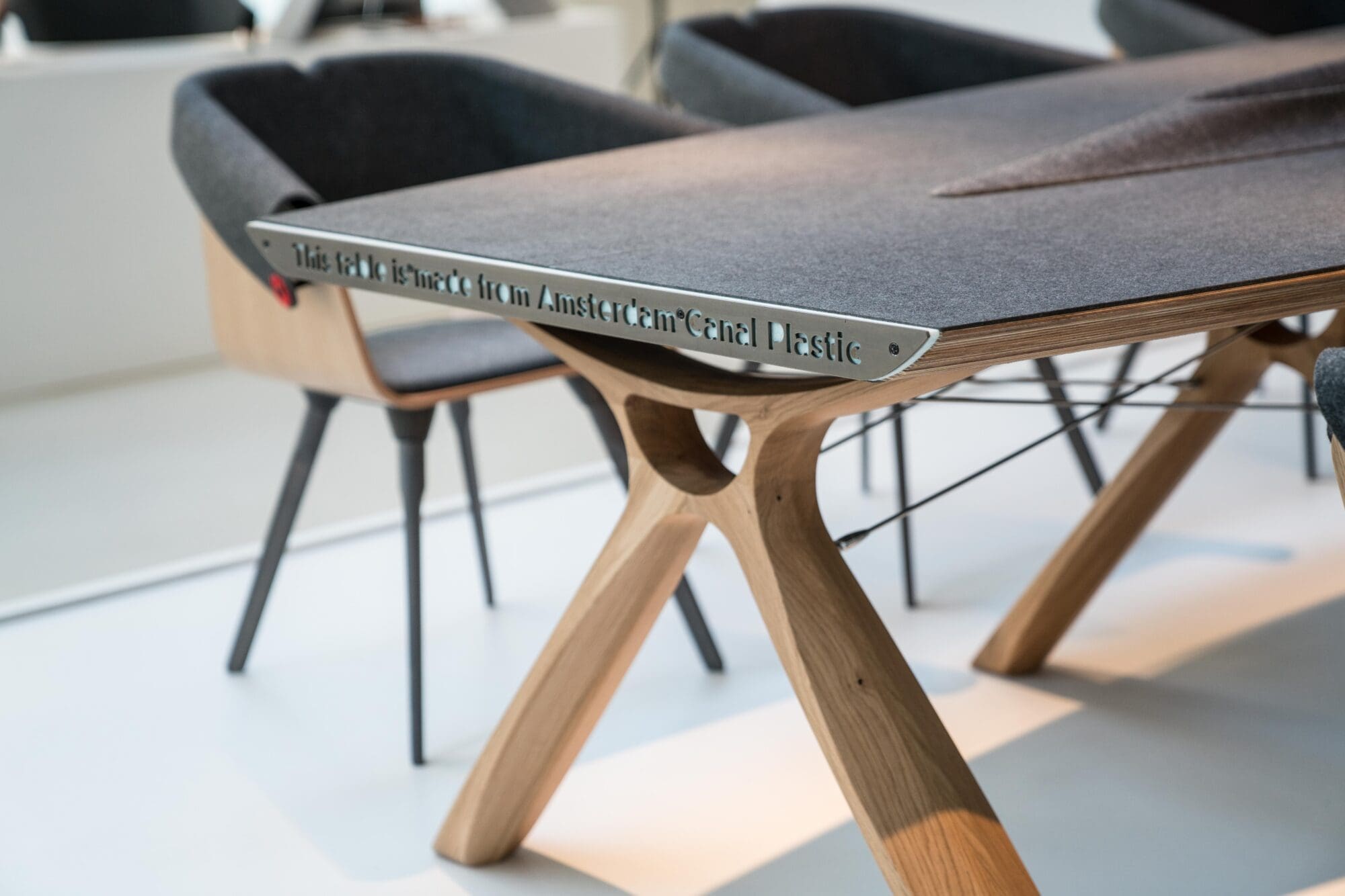 vepa_whale-boardroom-table-and-whale-tail-chair-tafelstoelen-locatie_dsc00380-1-2000x1334