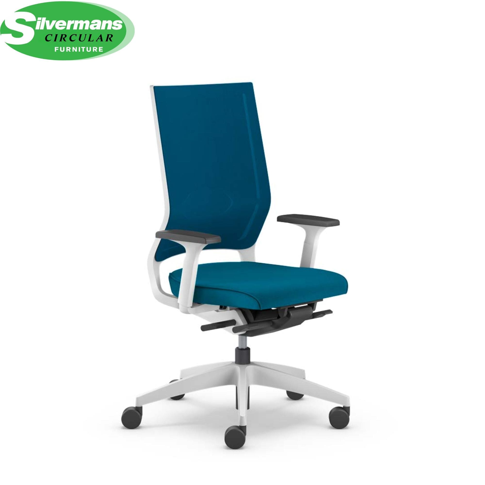 Swivel chair, quarterback model, featuring ergonomic design and adjustable support for office environments.